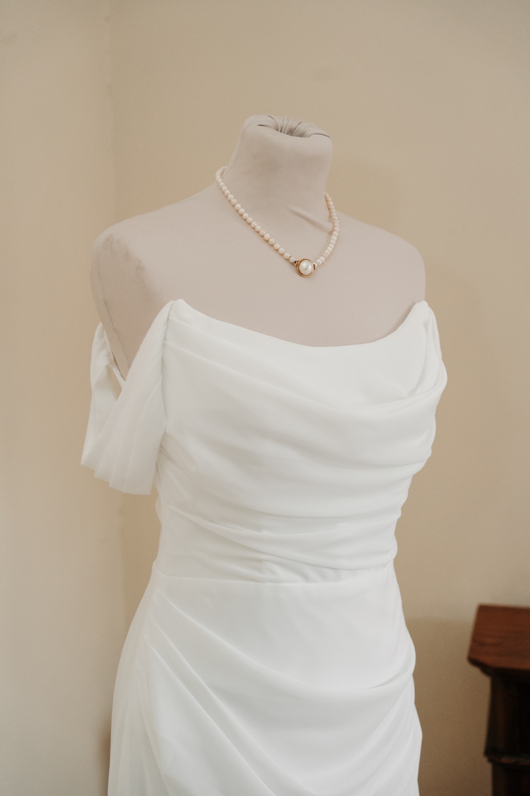 Lilia & Jérélie — La robe de mariée